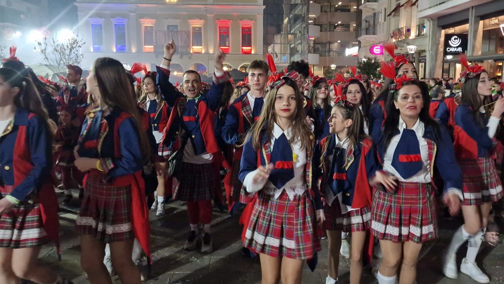 ΔΕΙΤΕ ΕΚΑΤΟΝΤΑΔΕΣ ΦΩΤΟ: Ρεκόρ συμμετοχής στην νυχτερινή παρέλαση του Πατρινού Καρναβαλιού