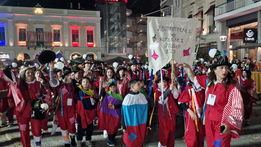 ΔΕΙΤΕ ΕΚΑΤΟΝΤΑΔΕΣ ΦΩΤΟ: Ρεκόρ συμμετοχής στην νυχτερινή παρέλαση του Πατρινού Καρναβαλιού