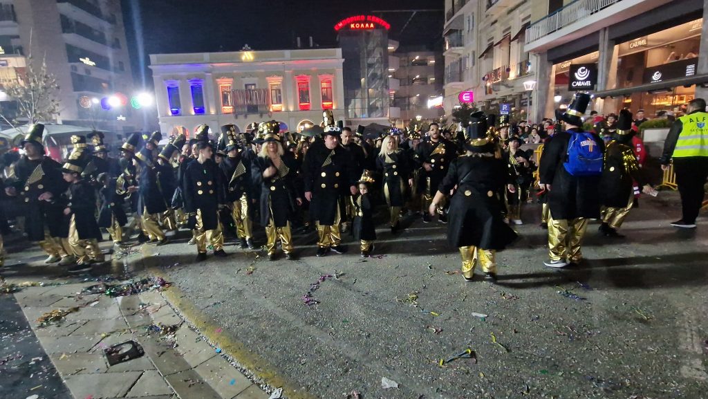 ΔΕΙΤΕ ΕΚΑΤΟΝΤΑΔΕΣ ΦΩΤΟ: Ρεκόρ συμμετοχής στην νυχτερινή παρέλαση του Πατρινού Καρναβαλιού