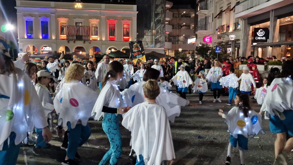 ΔΕΙΤΕ ΕΚΑΤΟΝΤΑΔΕΣ ΦΩΤΟ: Ρεκόρ συμμετοχής στην νυχτερινή παρέλαση του Πατρινού Καρναβαλιού