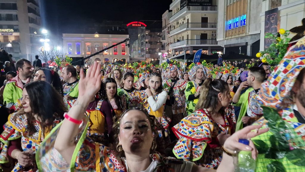 ΔΕΙΤΕ ΕΚΑΤΟΝΤΑΔΕΣ ΦΩΤΟ: Ρεκόρ συμμετοχής στην νυχτερινή παρέλαση του Πατρινού Καρναβαλιού