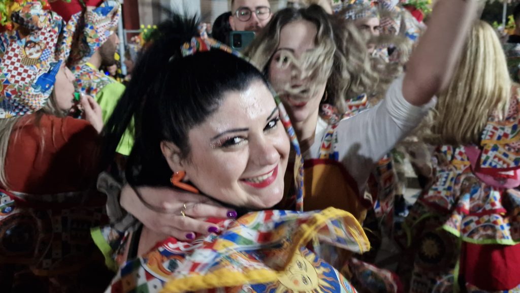 ΔΕΙΤΕ ΕΚΑΤΟΝΤΑΔΕΣ ΦΩΤΟ: Ρεκόρ συμμετοχής στην νυχτερινή παρέλαση του Πατρινού Καρναβαλιού