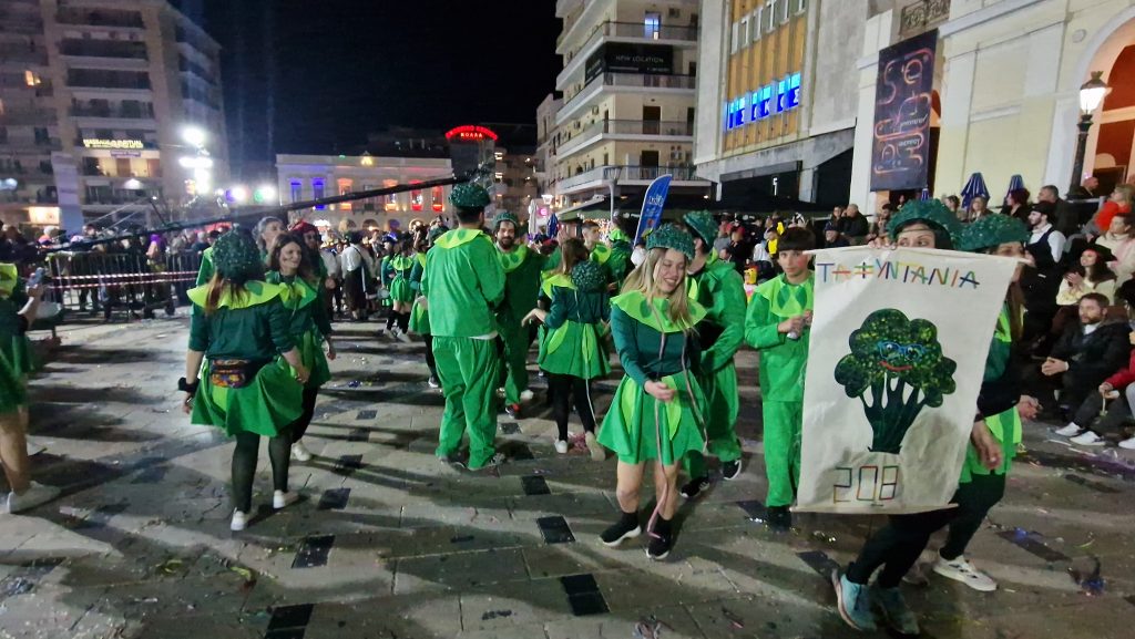 ΔΕΙΤΕ ΕΚΑΤΟΝΤΑΔΕΣ ΦΩΤΟ: Ρεκόρ συμμετοχής στην νυχτερινή παρέλαση του Πατρινού Καρναβαλιού