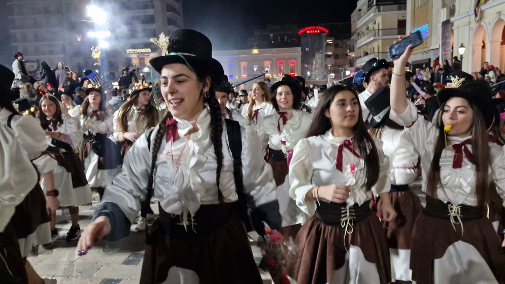 ΔΕΙΤΕ ΕΚΑΤΟΝΤΑΔΕΣ ΦΩΤΟ: Ρεκόρ συμμετοχής στην νυχτερινή παρέλαση του Πατρινού Καρναβαλιού