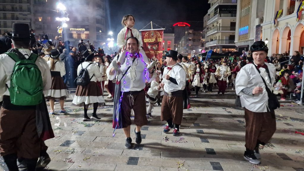ΔΕΙΤΕ ΕΚΑΤΟΝΤΑΔΕΣ ΦΩΤΟ: Ρεκόρ συμμετοχής στην νυχτερινή παρέλαση του Πατρινού Καρναβαλιού