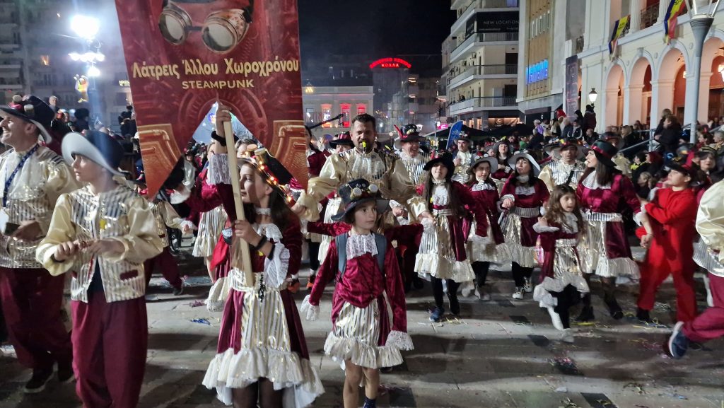 ΔΕΙΤΕ ΕΚΑΤΟΝΤΑΔΕΣ ΦΩΤΟ: Ρεκόρ συμμετοχής στην νυχτερινή παρέλαση του Πατρινού Καρναβαλιού