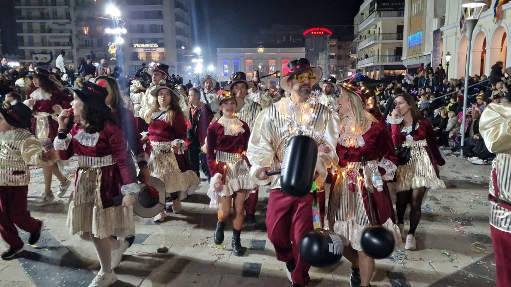 ΔΕΙΤΕ ΕΚΑΤΟΝΤΑΔΕΣ ΦΩΤΟ: Ρεκόρ συμμετοχής στην νυχτερινή παρέλαση του Πατρινού Καρναβαλιού