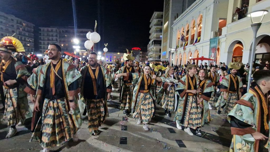 ΔΕΙΤΕ ΕΚΑΤΟΝΤΑΔΕΣ ΦΩΤΟ: Ρεκόρ συμμετοχής στην νυχτερινή παρέλαση του Πατρινού Καρναβαλιού