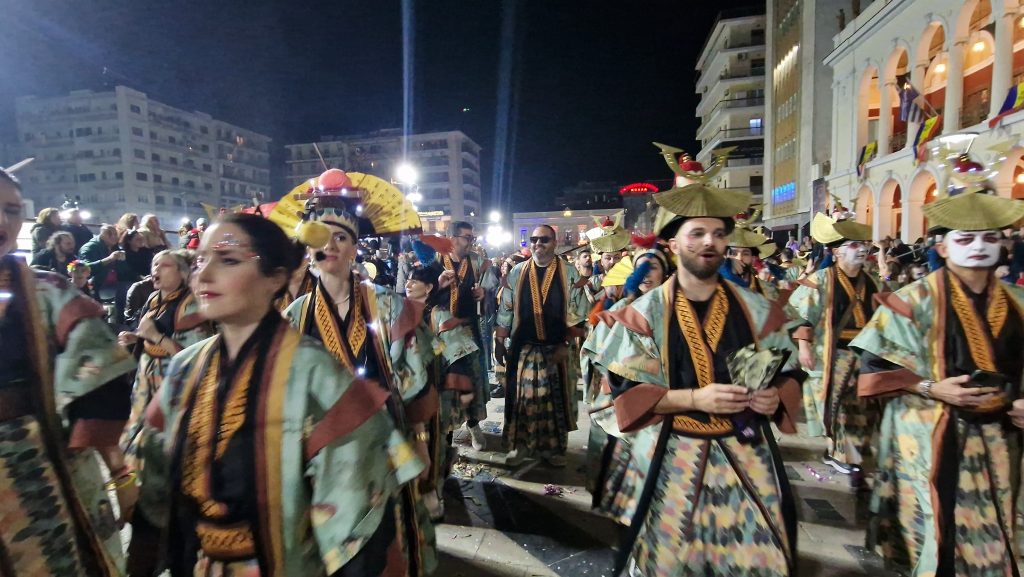 ΔΕΙΤΕ ΕΚΑΤΟΝΤΑΔΕΣ ΦΩΤΟ: Ρεκόρ συμμετοχής στην νυχτερινή παρέλαση του Πατρινού Καρναβαλιού