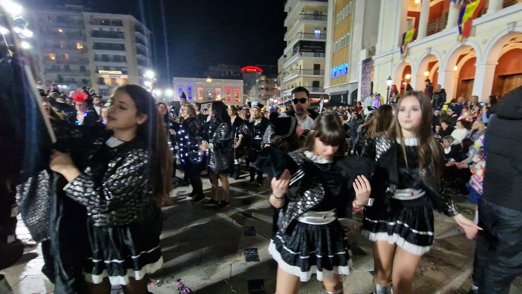 ΔΕΙΤΕ ΕΚΑΤΟΝΤΑΔΕΣ ΦΩΤΟ: Ρεκόρ συμμετοχής στην νυχτερινή παρέλαση του Πατρινού Καρναβαλιού