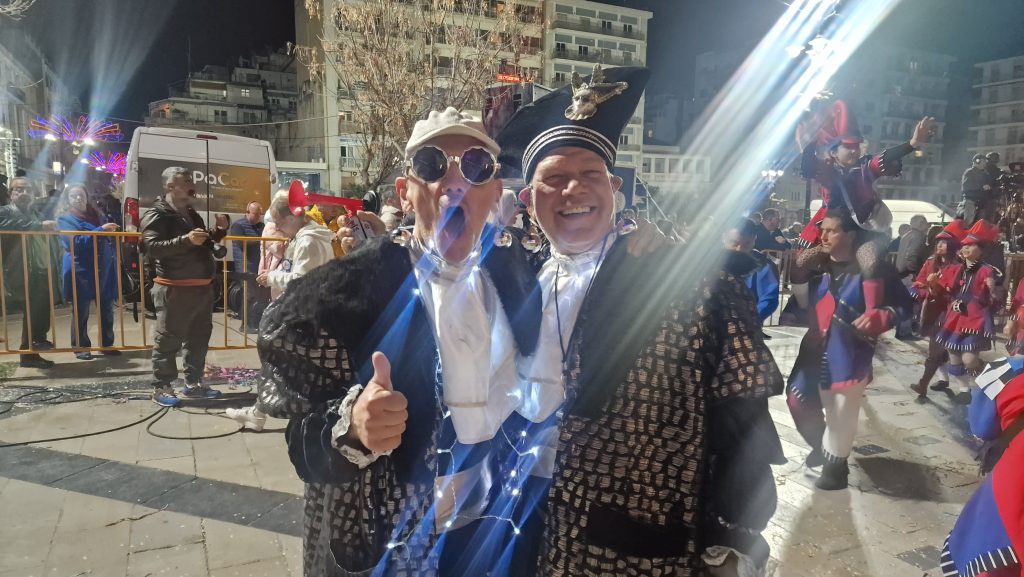 ΔΕΙΤΕ ΕΚΑΤΟΝΤΑΔΕΣ ΦΩΤΟ: Ρεκόρ συμμετοχής στην νυχτερινή παρέλαση του Πατρινού Καρναβαλιού