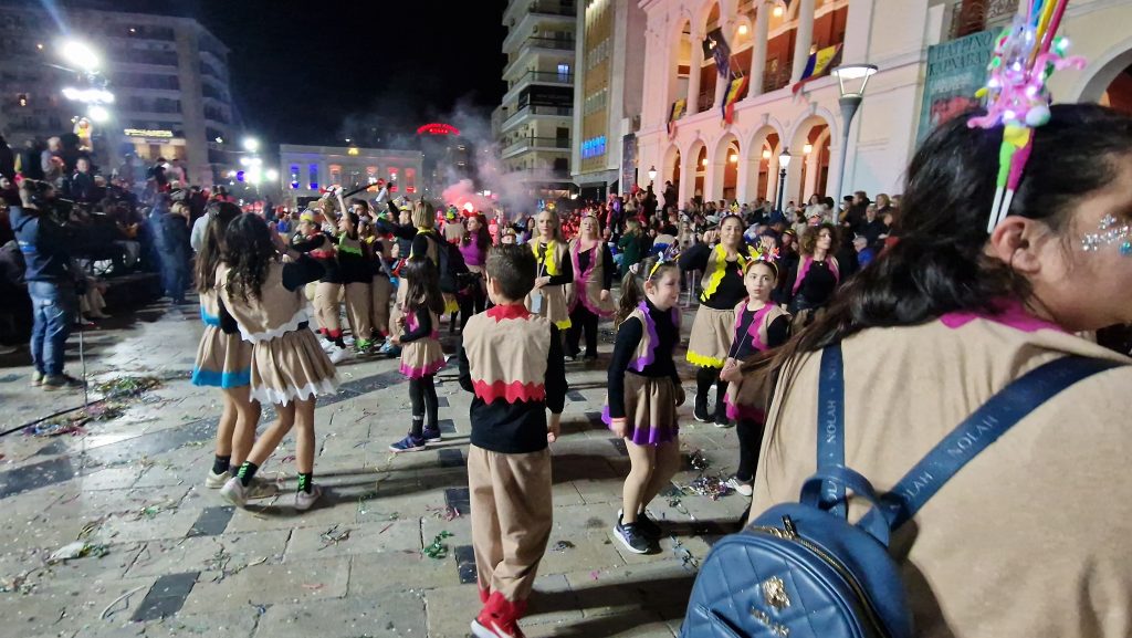 ΔΕΙΤΕ ΕΚΑΤΟΝΤΑΔΕΣ ΦΩΤΟ: Ρεκόρ συμμετοχής στην νυχτερινή παρέλαση του Πατρινού Καρναβαλιού