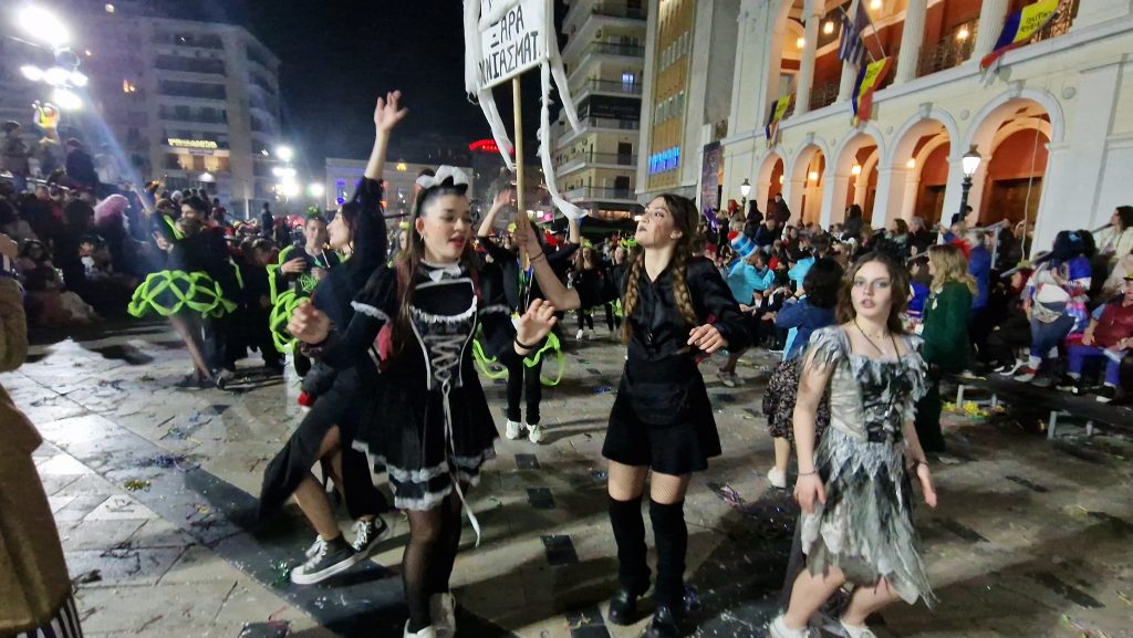 ΔΕΙΤΕ ΕΚΑΤΟΝΤΑΔΕΣ ΦΩΤΟ: Ρεκόρ συμμετοχής στην νυχτερινή παρέλαση του Πατρινού Καρναβαλιού