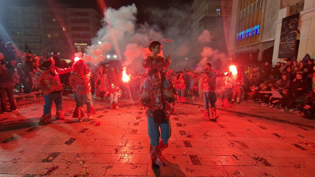 ΔΕΙΤΕ ΕΚΑΤΟΝΤΑΔΕΣ ΦΩΤΟ: Ρεκόρ συμμετοχής στην νυχτερινή παρέλαση του Πατρινού Καρναβαλιού