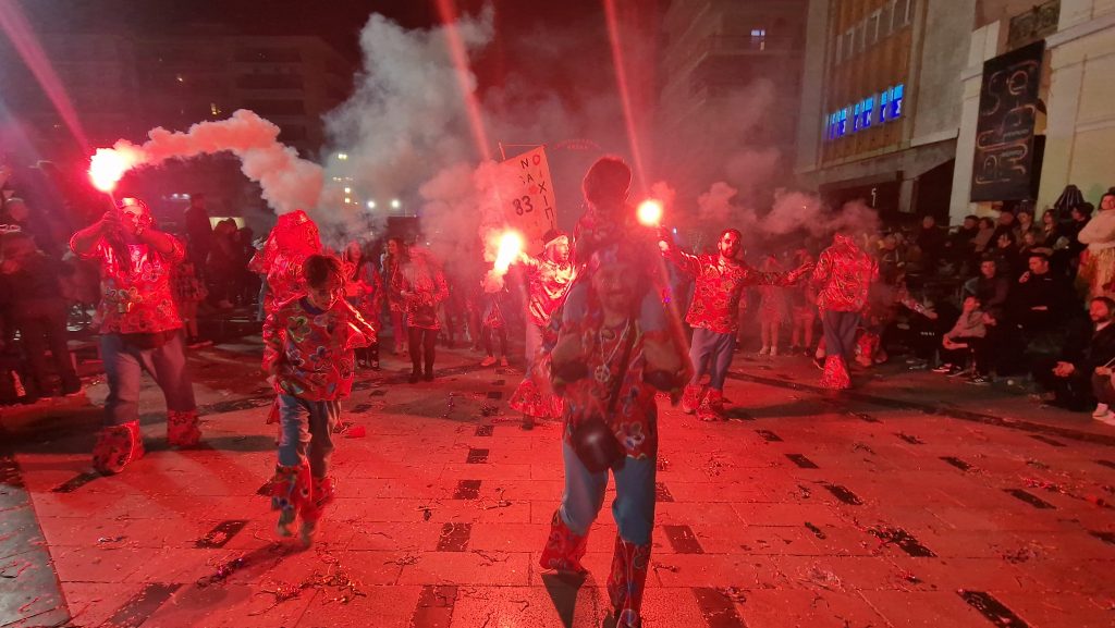 ΔΕΙΤΕ ΕΚΑΤΟΝΤΑΔΕΣ ΦΩΤΟ: Ρεκόρ συμμετοχής στην νυχτερινή παρέλαση του Πατρινού Καρναβαλιού