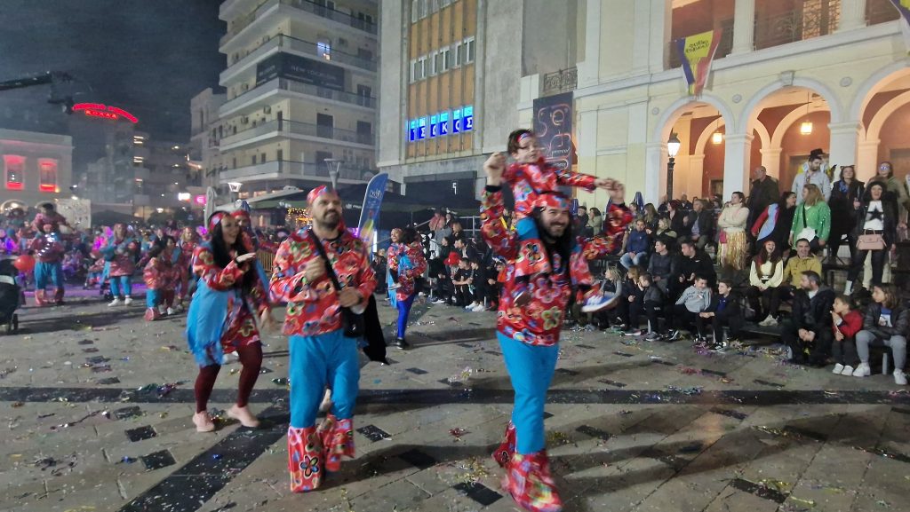 ΔΕΙΤΕ ΕΚΑΤΟΝΤΑΔΕΣ ΦΩΤΟ: Ρεκόρ συμμετοχής στην νυχτερινή παρέλαση του Πατρινού Καρναβαλιού