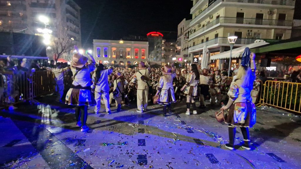 ΔΕΙΤΕ ΕΚΑΤΟΝΤΑΔΕΣ ΦΩΤΟ: Ρεκόρ συμμετοχής στην νυχτερινή παρέλαση του Πατρινού Καρναβαλιού