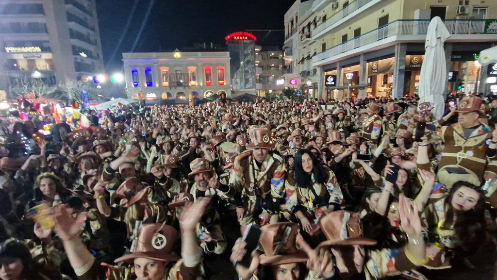 ΔΕΙΤΕ ΕΚΑΤΟΝΤΑΔΕΣ ΦΩΤΟ: Ρεκόρ συμμετοχής στην νυχτερινή παρέλαση του Πατρινού Καρναβαλιού