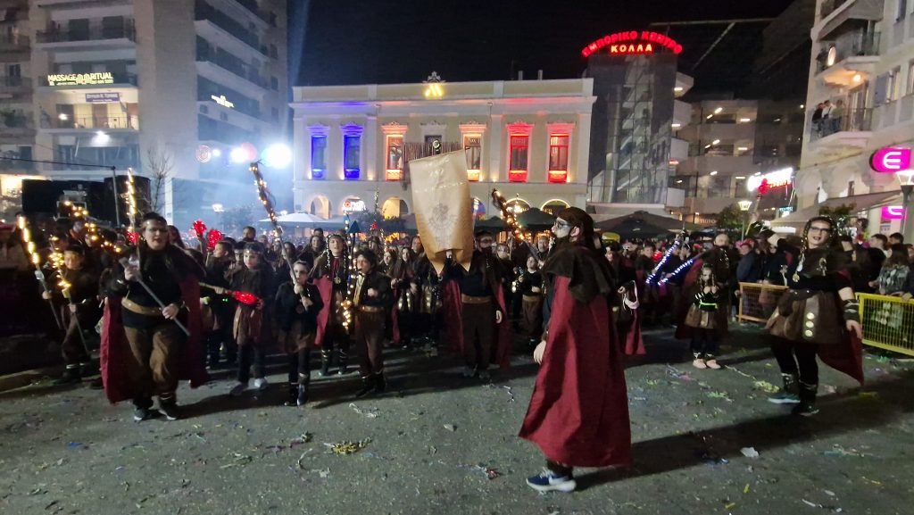 ΔΕΙΤΕ ΕΚΑΤΟΝΤΑΔΕΣ ΦΩΤΟ: Ρεκόρ συμμετοχής στην νυχτερινή παρέλαση του Πατρινού Καρναβαλιού