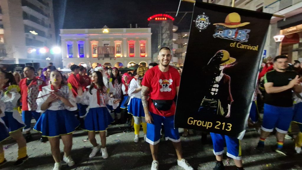ΔΕΙΤΕ ΕΚΑΤΟΝΤΑΔΕΣ ΦΩΤΟ: Ρεκόρ συμμετοχής στην νυχτερινή παρέλαση του Πατρινού Καρναβαλιού