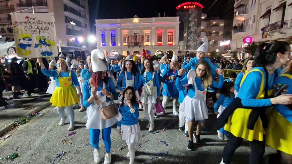 ΔΕΙΤΕ ΕΚΑΤΟΝΤΑΔΕΣ ΦΩΤΟ: Ρεκόρ συμμετοχής στην νυχτερινή παρέλαση του Πατρινού Καρναβαλιού