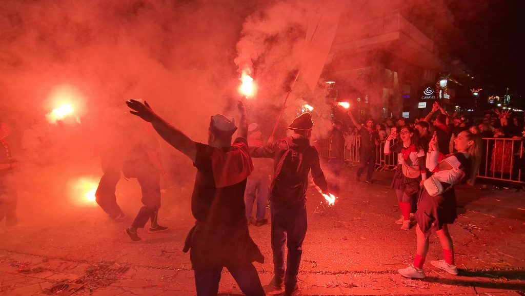 ΔΕΙΤΕ ΕΚΑΤΟΝΤΑΔΕΣ ΦΩΤΟ: Ρεκόρ συμμετοχής στην νυχτερινή παρέλαση του Πατρινού Καρναβαλιού