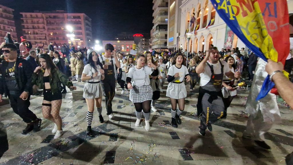 ΔΕΙΤΕ ΕΚΑΤΟΝΤΑΔΕΣ ΦΩΤΟ: Ρεκόρ συμμετοχής στην νυχτερινή παρέλαση του Πατρινού Καρναβαλιού