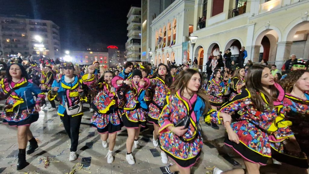 ΔΕΙΤΕ ΕΚΑΤΟΝΤΑΔΕΣ ΦΩΤΟ: Ρεκόρ συμμετοχής στην νυχτερινή παρέλαση του Πατρινού Καρναβαλιού