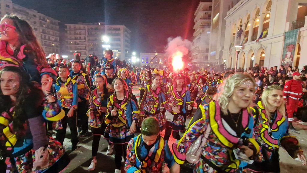 ΔΕΙΤΕ ΕΚΑΤΟΝΤΑΔΕΣ ΦΩΤΟ: Ρεκόρ συμμετοχής στην νυχτερινή παρέλαση του Πατρινού Καρναβαλιού