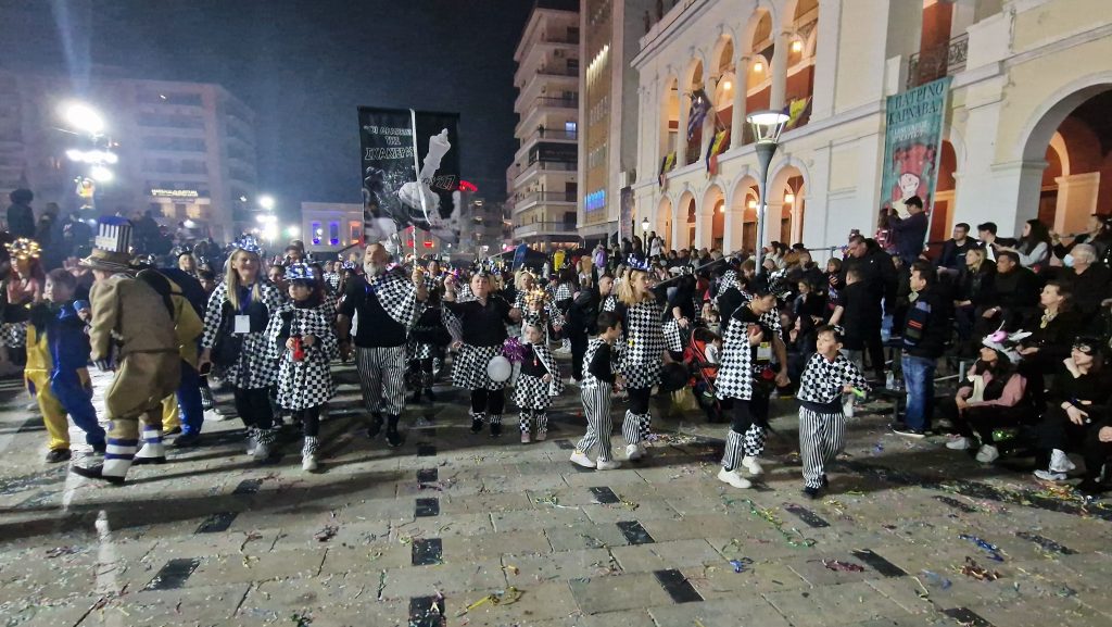 ΔΕΙΤΕ ΕΚΑΤΟΝΤΑΔΕΣ ΦΩΤΟ: Ρεκόρ συμμετοχής στην νυχτερινή παρέλαση του Πατρινού Καρναβαλιού