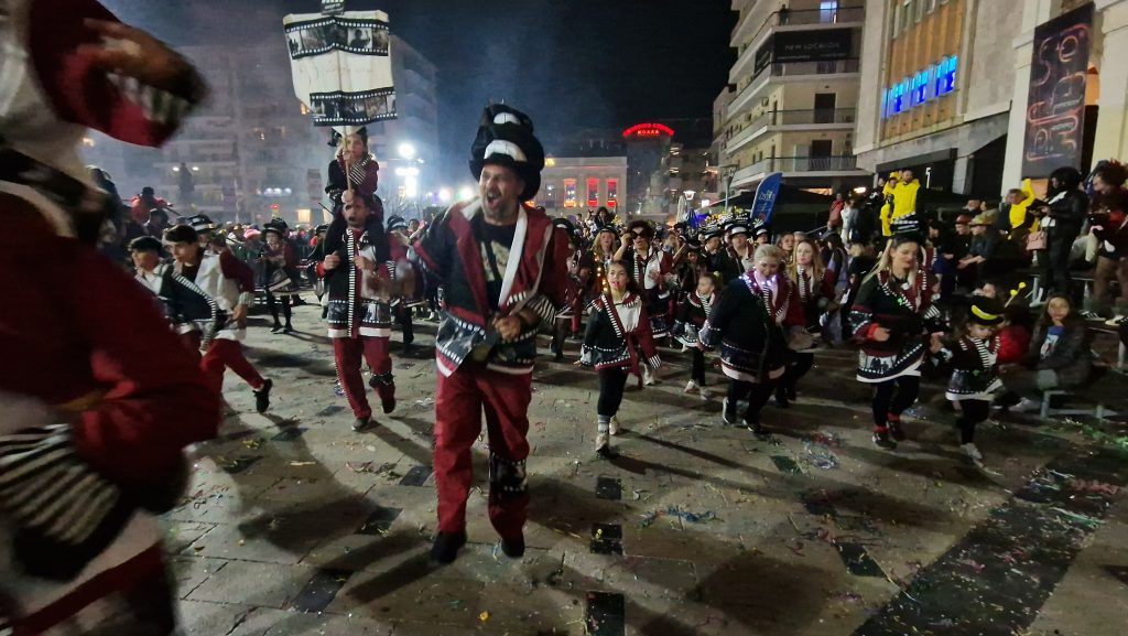 ΔΕΙΤΕ ΕΚΑΤΟΝΤΑΔΕΣ ΦΩΤΟ: Ρεκόρ συμμετοχής στην νυχτερινή παρέλαση του Πατρινού Καρναβαλιού