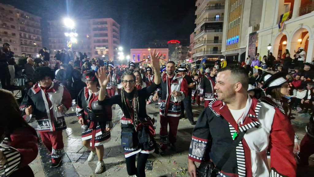 ΔΕΙΤΕ ΕΚΑΤΟΝΤΑΔΕΣ ΦΩΤΟ: Ρεκόρ συμμετοχής στην νυχτερινή παρέλαση του Πατρινού Καρναβαλιού