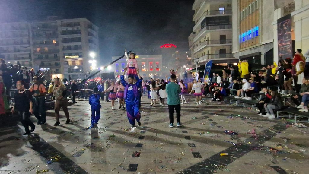ΔΕΙΤΕ ΕΚΑΤΟΝΤΑΔΕΣ ΦΩΤΟ: Ρεκόρ συμμετοχής στην νυχτερινή παρέλαση του Πατρινού Καρναβαλιού