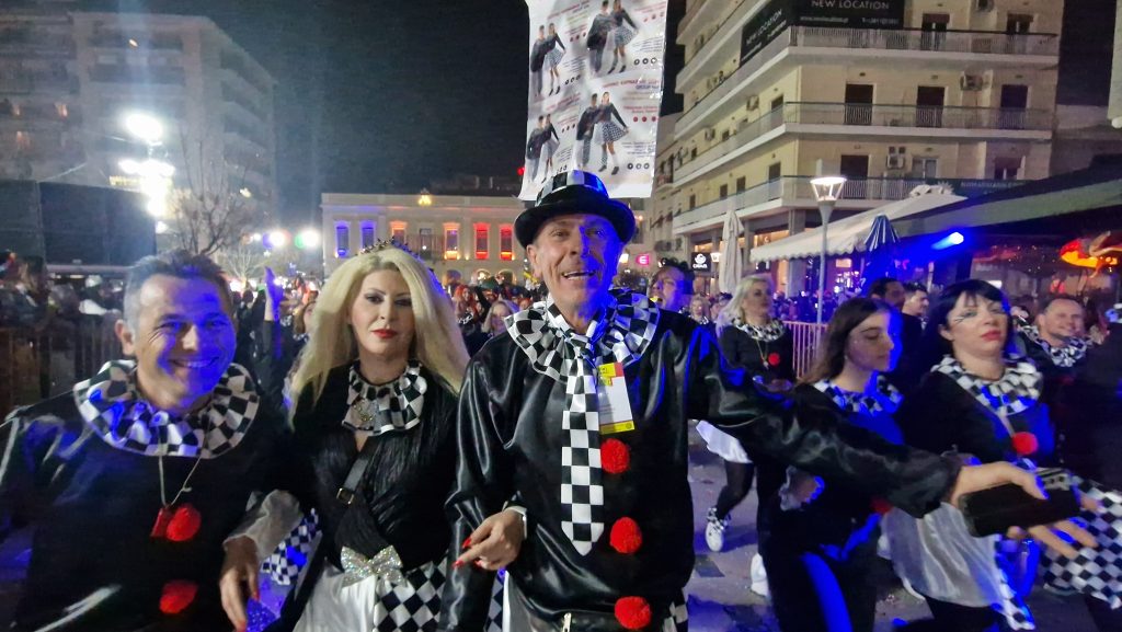 ΔΕΙΤΕ ΕΚΑΤΟΝΤΑΔΕΣ ΦΩΤΟ: Ρεκόρ συμμετοχής στην νυχτερινή παρέλαση του Πατρινού Καρναβαλιού