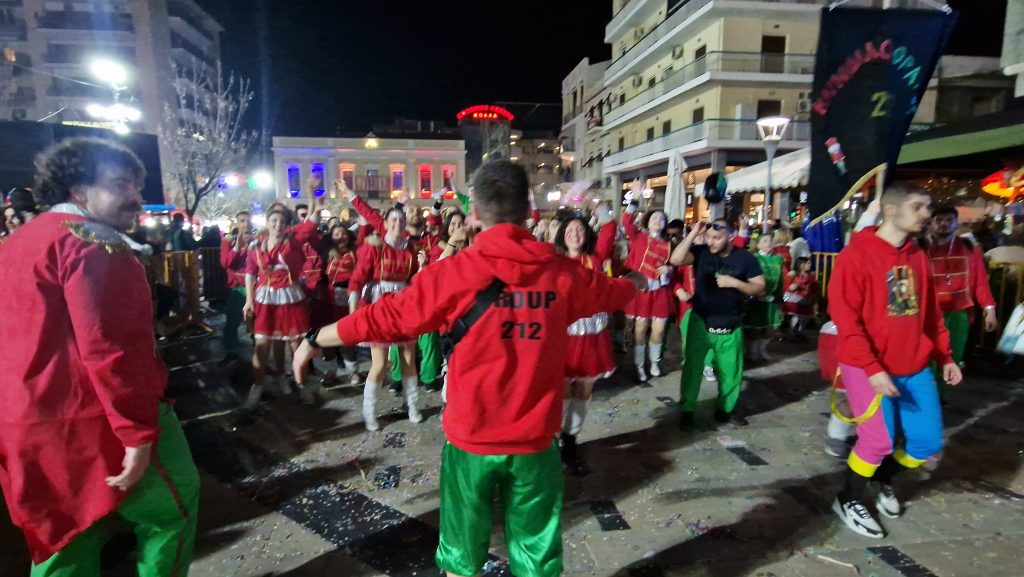 ΔΕΙΤΕ ΕΚΑΤΟΝΤΑΔΕΣ ΦΩΤΟ: Ρεκόρ συμμετοχής στην νυχτερινή παρέλαση του Πατρινού Καρναβαλιού