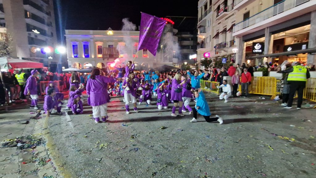 ΔΕΙΤΕ ΕΚΑΤΟΝΤΑΔΕΣ ΦΩΤΟ: Ρεκόρ συμμετοχής στην νυχτερινή παρέλαση του Πατρινού Καρναβαλιού
