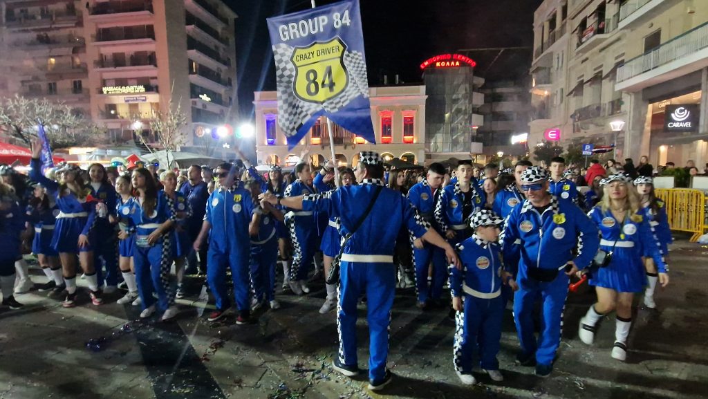 ΔΕΙΤΕ ΕΚΑΤΟΝΤΑΔΕΣ ΦΩΤΟ: Ρεκόρ συμμετοχής στην νυχτερινή παρέλαση του Πατρινού Καρναβαλιού
