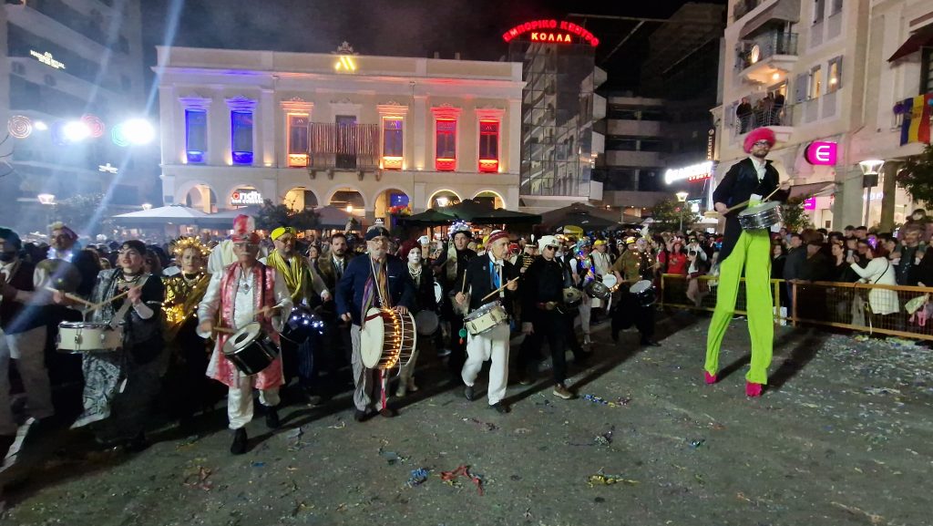 ΔΕΙΤΕ ΕΚΑΤΟΝΤΑΔΕΣ ΦΩΤΟ: Ρεκόρ συμμετοχής στην νυχτερινή παρέλαση του Πατρινού Καρναβαλιού