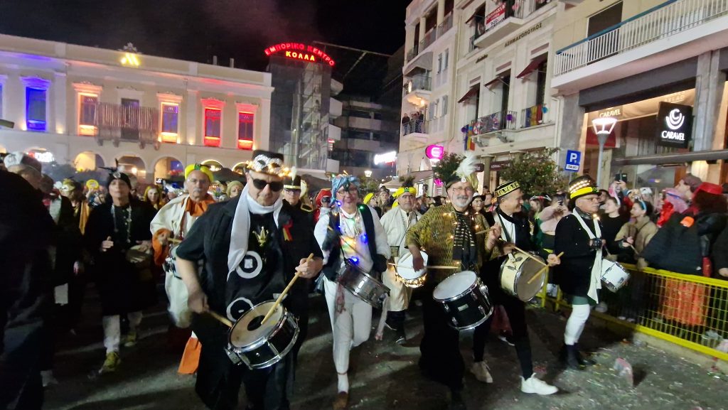 ΔΕΙΤΕ ΕΚΑΤΟΝΤΑΔΕΣ ΦΩΤΟ: Ρεκόρ συμμετοχής στην νυχτερινή παρέλαση του Πατρινού Καρναβαλιού