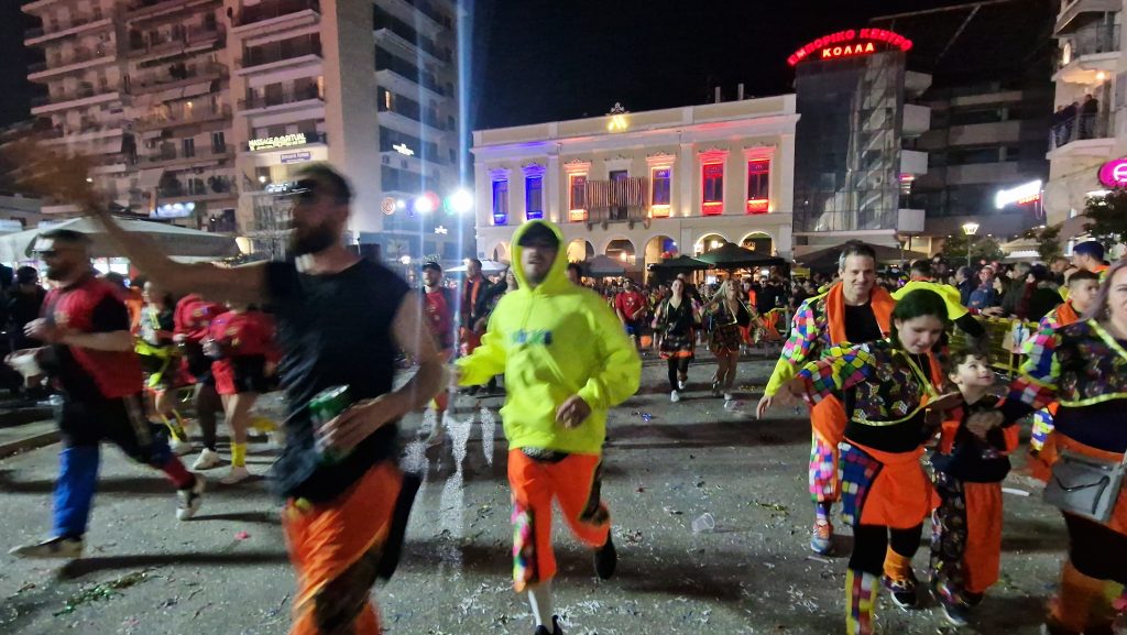 ΔΕΙΤΕ ΕΚΑΤΟΝΤΑΔΕΣ ΦΩΤΟ: Ρεκόρ συμμετοχής στην νυχτερινή παρέλαση του Πατρινού Καρναβαλιού
