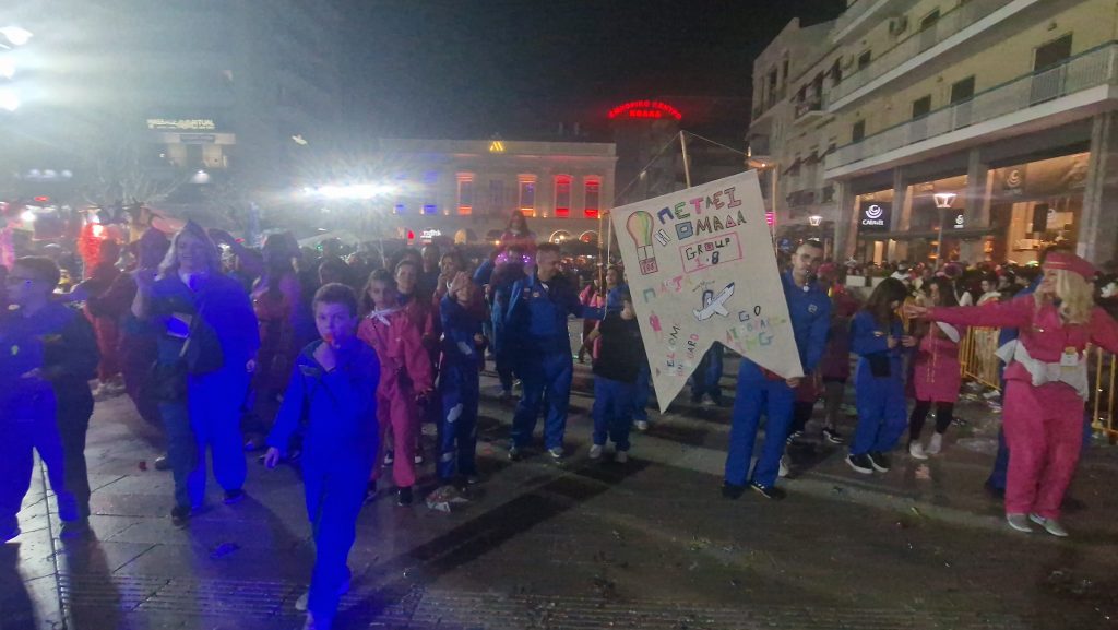ΔΕΙΤΕ ΕΚΑΤΟΝΤΑΔΕΣ ΦΩΤΟ: Ρεκόρ συμμετοχής στην νυχτερινή παρέλαση του Πατρινού Καρναβαλιού