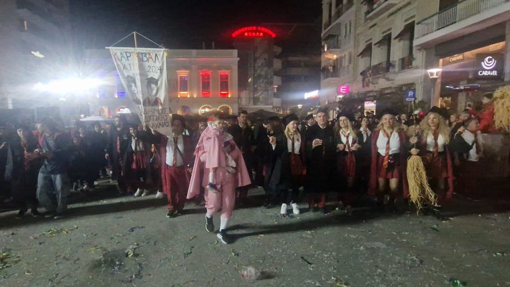 ΔΕΙΤΕ ΕΚΑΤΟΝΤΑΔΕΣ ΦΩΤΟ: Ρεκόρ συμμετοχής στην νυχτερινή παρέλαση του Πατρινού Καρναβαλιού