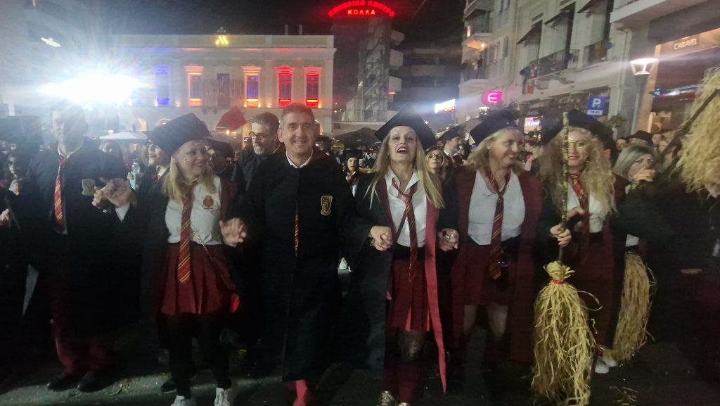ΔΕΙΤΕ ΕΚΑΤΟΝΤΑΔΕΣ ΦΩΤΟ: Ρεκόρ συμμετοχής στην νυχτερινή παρέλαση του Πατρινού Καρναβαλιού