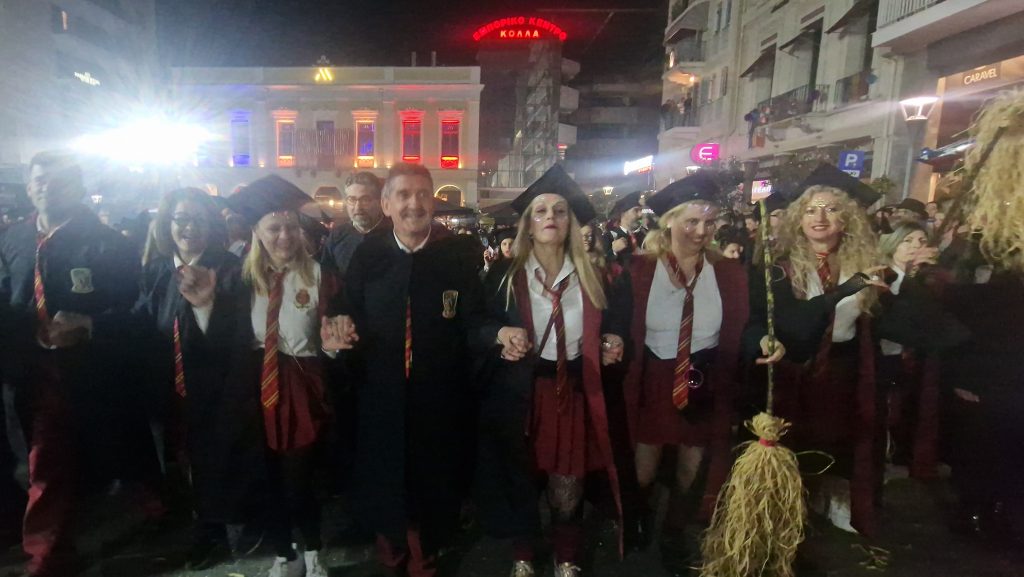 ΔΕΙΤΕ ΕΚΑΤΟΝΤΑΔΕΣ ΦΩΤΟ: Ρεκόρ συμμετοχής στην νυχτερινή παρέλαση του Πατρινού Καρναβαλιού
