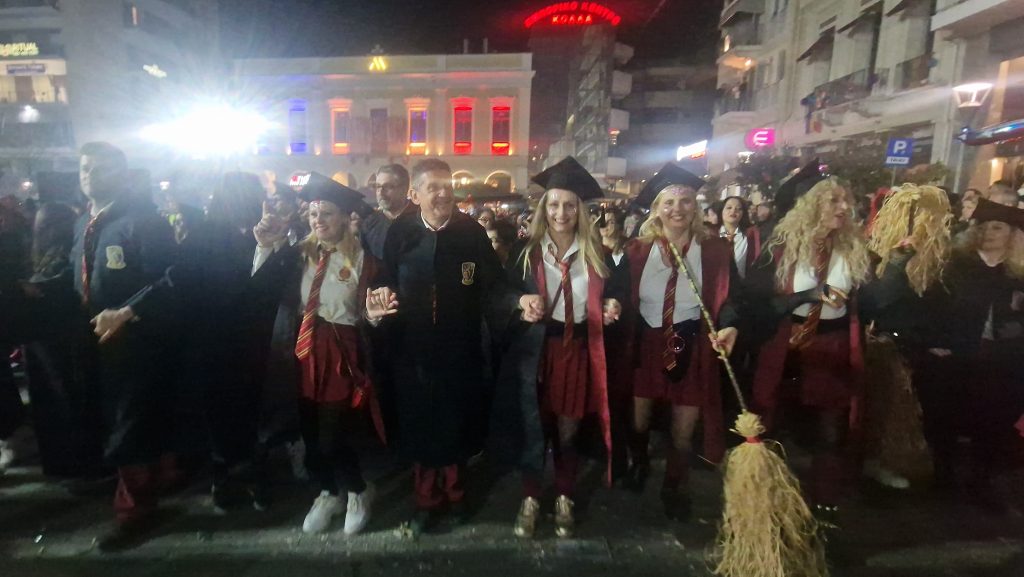 ΔΕΙΤΕ ΕΚΑΤΟΝΤΑΔΕΣ ΦΩΤΟ: Ρεκόρ συμμετοχής στην νυχτερινή παρέλαση του Πατρινού Καρναβαλιού