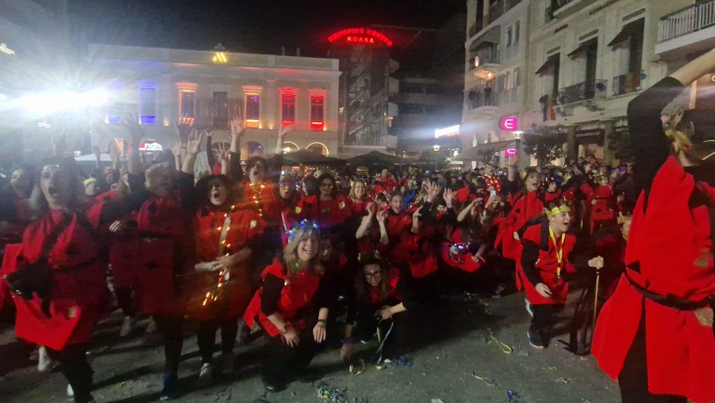 ΔΕΙΤΕ ΕΚΑΤΟΝΤΑΔΕΣ ΦΩΤΟ: Ρεκόρ συμμετοχής στην νυχτερινή παρέλαση του Πατρινού Καρναβαλιού