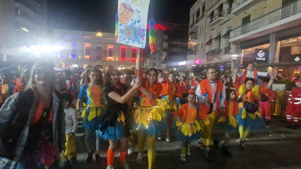 ΔΕΙΤΕ ΕΚΑΤΟΝΤΑΔΕΣ ΦΩΤΟ: Ρεκόρ συμμετοχής στην νυχτερινή παρέλαση του Πατρινού Καρναβαλιού