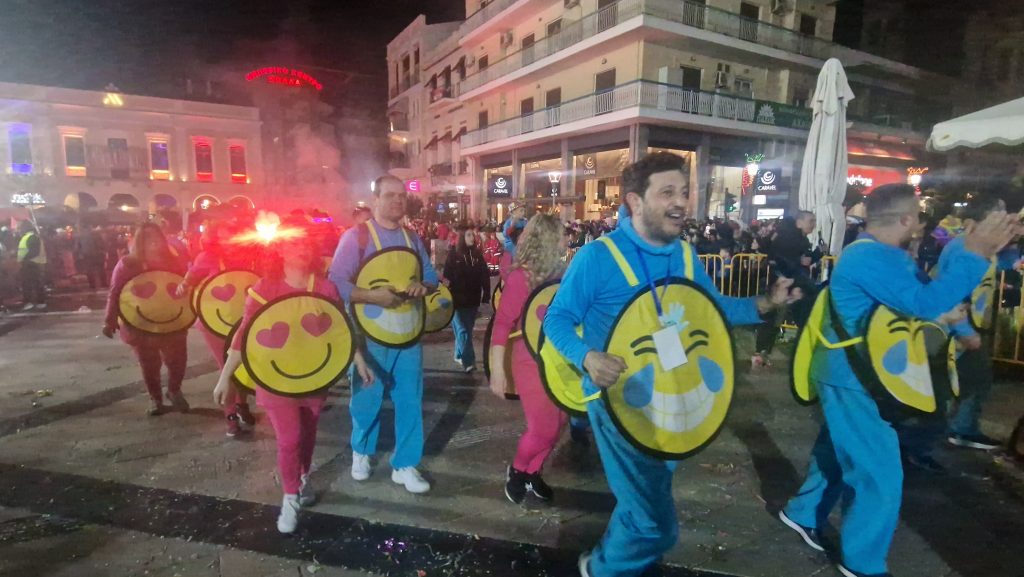 ΔΕΙΤΕ ΕΚΑΤΟΝΤΑΔΕΣ ΦΩΤΟ: Ρεκόρ συμμετοχής στην νυχτερινή παρέλαση του Πατρινού Καρναβαλιού