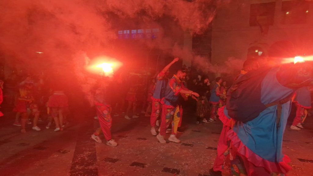 ΔΕΙΤΕ ΕΚΑΤΟΝΤΑΔΕΣ ΦΩΤΟ: Ρεκόρ συμμετοχής στην νυχτερινή παρέλαση του Πατρινού Καρναβαλιού
