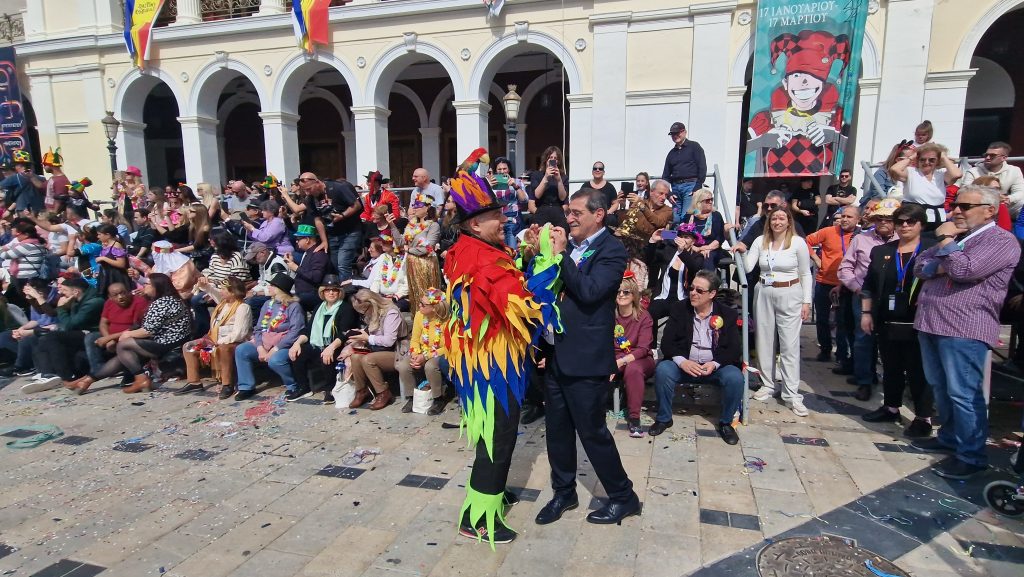 ΠΑΤΡΑ: Εσπασε κάθε ρεκόρ η μεγάλη παρέλαση! ΔΕΙΤΕ ΕΚΑΤΟΝΤΑΔΕΣ ΦΩΤΟ